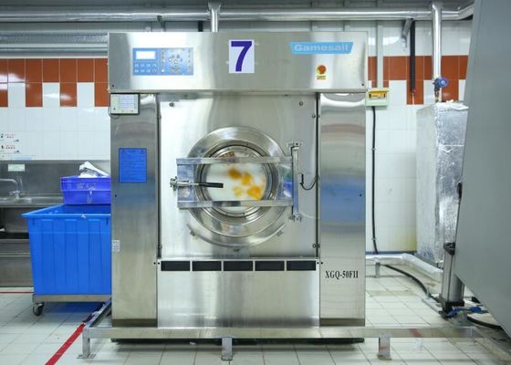 Macchina industriale della lavanderia di grande dimensione, acqua che conserva la macchina per lavare la biancheria commerciale